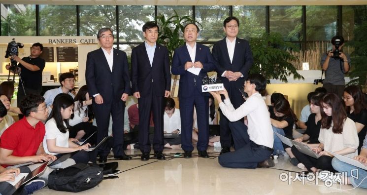 [포토] 질의응답하는 홍남기-이주열-최종구-윤석헌