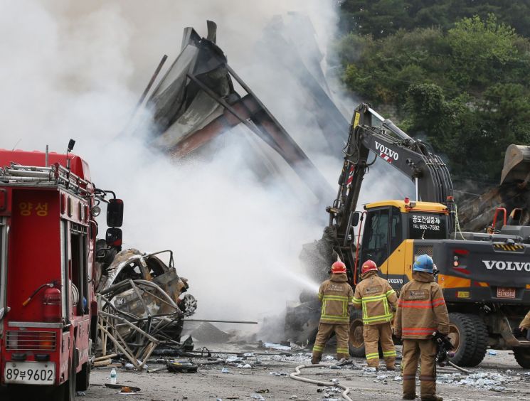 연료탱크 폭발로 제조공장 화재…소방관 1명 순직·10명 부상