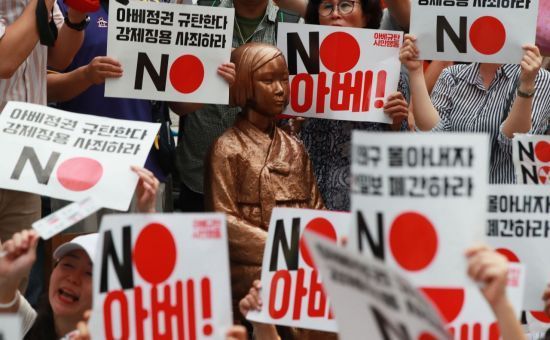 3일 저녁 서울 종로구 옛 일본대사관 앞에서 아베규탄 시민행동 주최로 열린 '역사왜곡, 경제침략, 평화위협 아베정권 규탄 3차 촛불문화제'에 참가한 시민들이 구호를 외치고 있다. [이미지출처=연합뉴스]