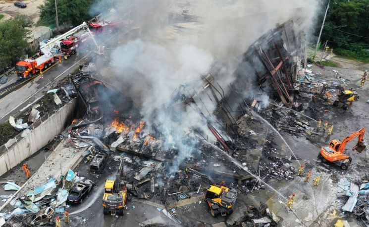 소방관 1명 순직…안성 상자 제조공장 불, 12시간만에 완전 진화 (종합)