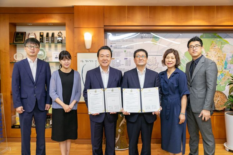 노현송 강서구청장(왼쪽 세번째)이 서울미디어대학원대학교 총장 및 관계자들과 기념사진을 촬영하고 있다.