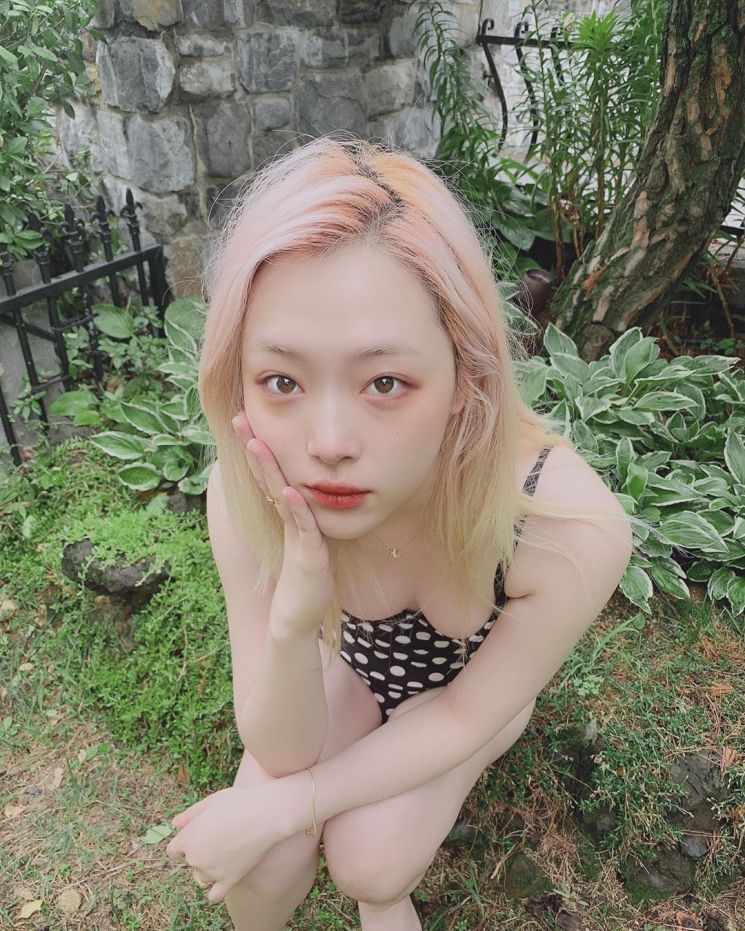 설리는 올렸다하면 난리남…이번엔 도트 무늬 수영복