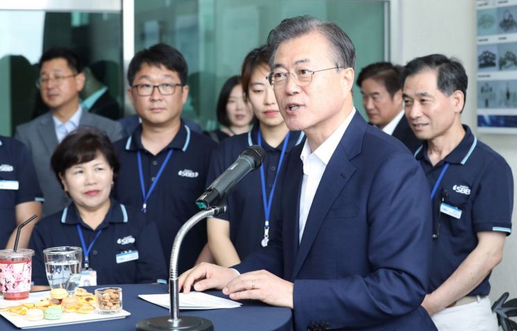 문 대통령, 부품 업체 방문…"日 수출규제가 강소기업에는 도약의 기회"(종합)