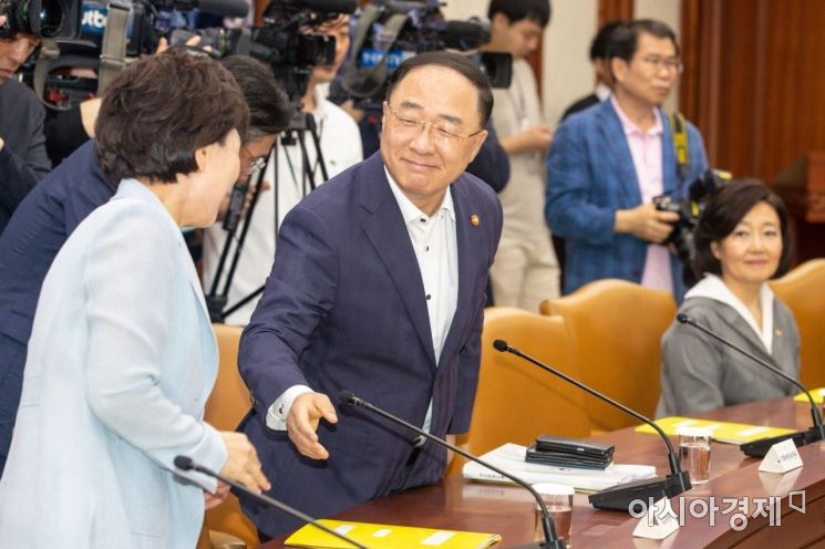 [포토]김현미 장관과 인사하는 홍남기 경제부총리