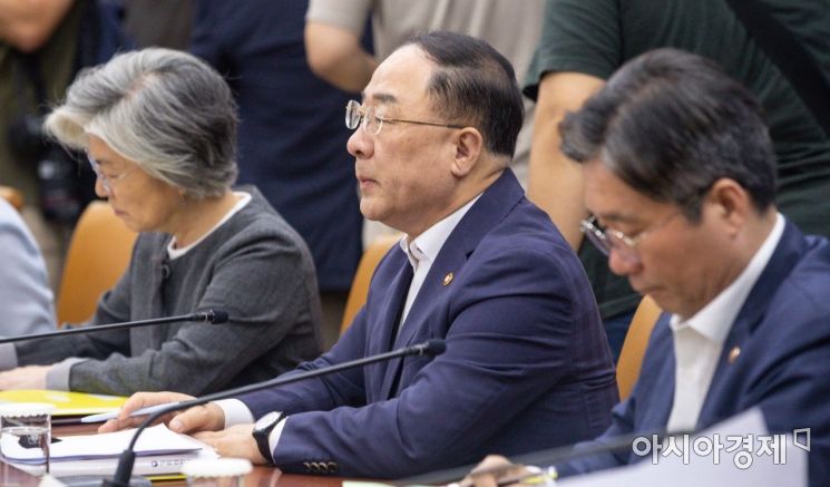 [포토]이낙연 총리 모두발언 경청하는 홍남기 부총리