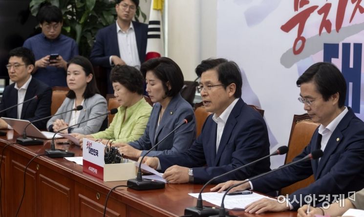 황교안 자유한국당 대표가 8일 국회에서 열린 최고위원회의에 참석, 모두 발언을 하고 있다./윤동주 기자 doso7@