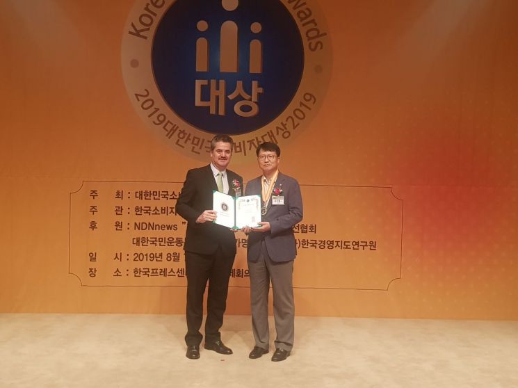 ▲7일 대한민국 프레스센터국회 헌정기념관에서 열린 '2019 대한민국 소비자대상' 시상식에서 김기홍 한화큐셀 산업정책실장(상무)가 수상 후 시상자와 함께 기념사진을 촬영하고 있다.