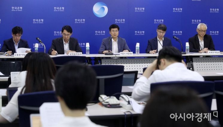 박종석 한국은행 부총재보(가운데)가 8일 서울 중구 한국은행 기자실에서 통화신용 정책보고서 기자설명회에서 발언하고 있다./김현민 기자 kimhyun81@