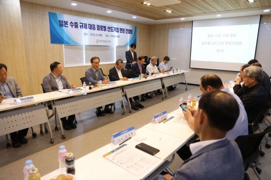황규연 한국산업단지공단 이사장(왼쪽 세 번째)이 8일 경기도 시화MTV국가산업단지 소재 제4기한국에서 열린 간담회에 참석해 일본 수출규제 대응상황을 점검하고 있다.