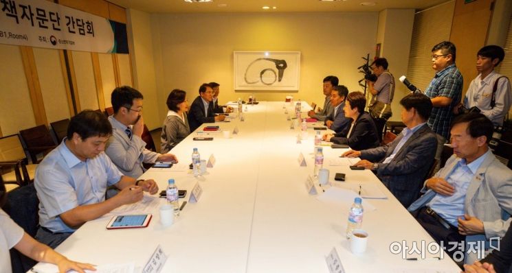 [포토]정책자문단과 일본 수출규제 대응 의견 나누는 박영선 장관 