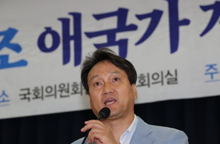 與 의원 주최 공청회서 "애국가 바꾸자" 친일 논쟁 