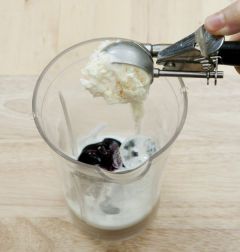 1. 믹서에 냉동 블루베리와 플레인 요구르트 1컵, 꿀, 아이스크림, 얼음을 넣는다.