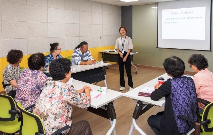 8일 용산구 치매안심센터에서 열린 치매환자 가족들과 간담회