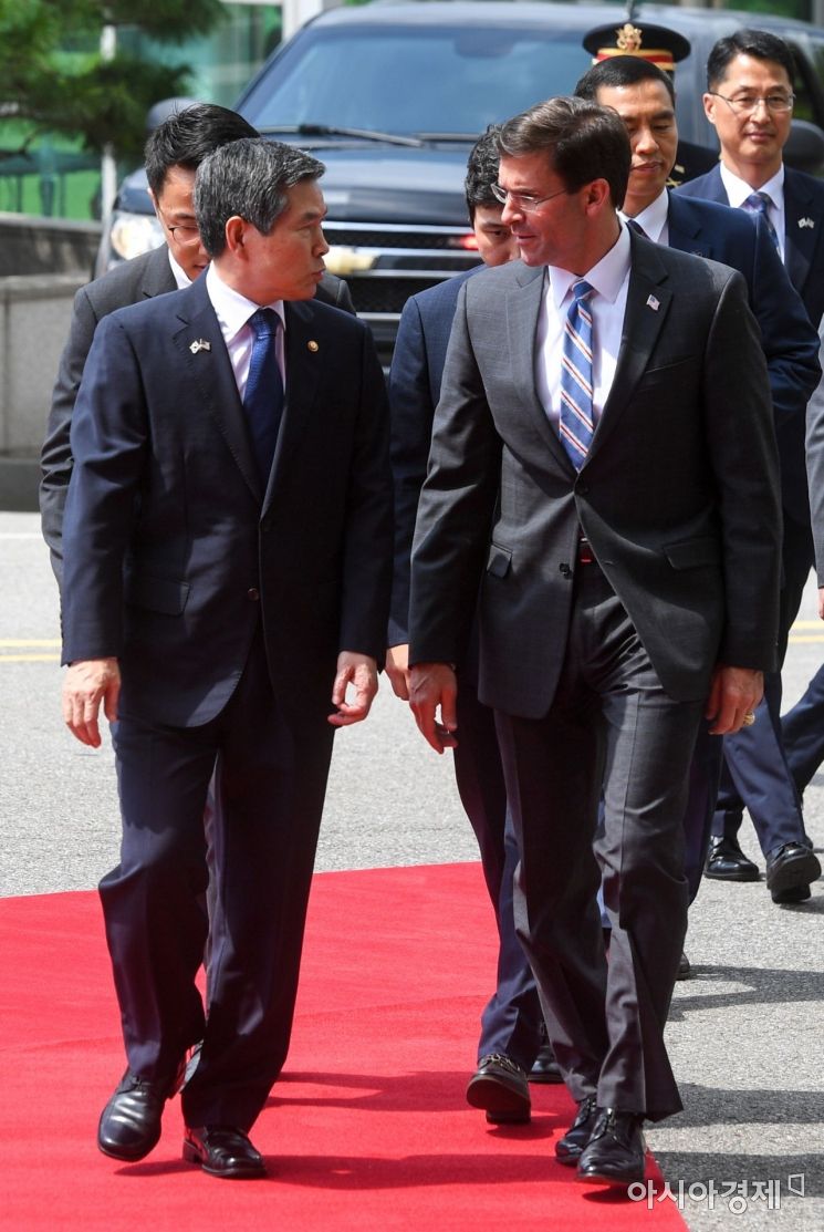 [포토]의견 나누는 정경두 장관-에스퍼 장관