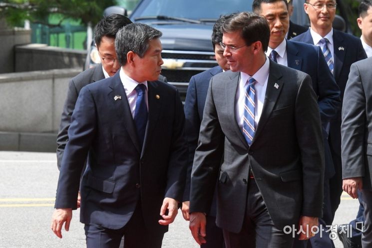 정경두 국방부 장관과 마크 에스퍼 미국 국방부 장관이 9일 서울 용산구 국방부에서 회담에 앞서 의장행사에 참석하고 있다./강진형 기자aymsdream@