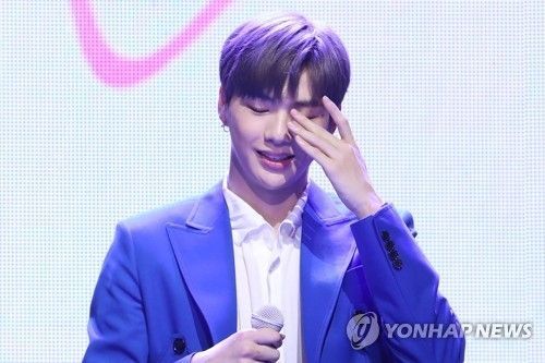 가수 강다니엘이 지난달 25일 오후 서울 광진구 예스24라이브홀에서 열린 솔로 데뷔 앨범 '컬러 온 미(color on me)' 발매 쇼케이스에서 취재진 질문을 듣고 있다/사진=연합뉴스