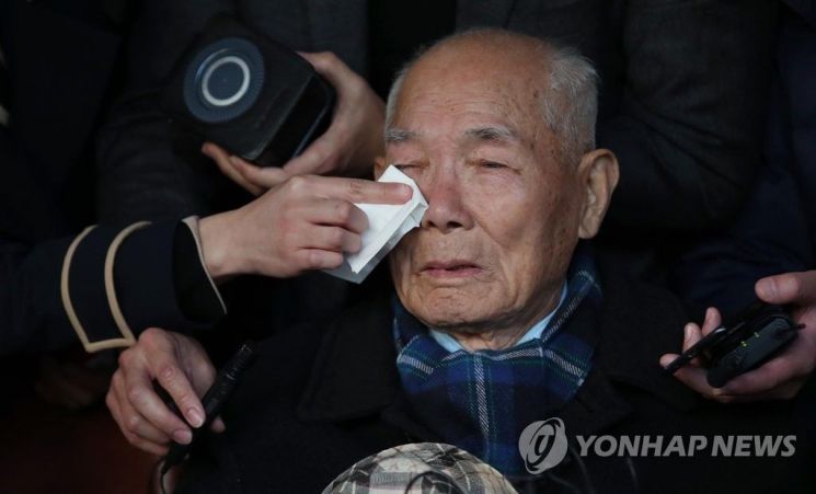 일제 강제징용 피해자 중 유일한 생존자인 이춘식 씨가 지난해 10월30일 오후 서울 서초구 대법원에서 열린 일제 강제징용 손해배상청구 소송 재상고심 대법원 전원합의체에서 승소 판결을 받고 기자회견 도중 눈물을 흘리고 있다. [이미지출처=연합뉴스]