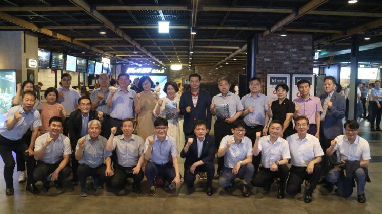 [포토]성장현 용산구청장과 직원들 영화 '봉오동 전투' 관람 