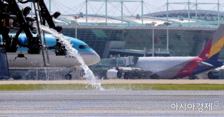 [포토] 인천공항 활주로 살수작업