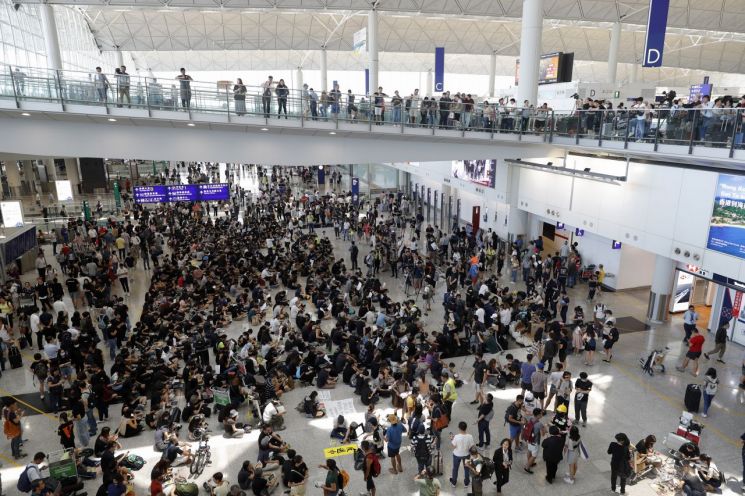 홍콩 항공편 이틀새 979편 취소…캐세이퍼시픽 조종사 2명 해고(종합)