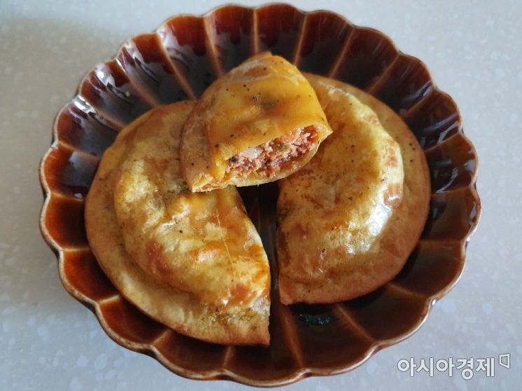 [신상 뜯어보기]매콤새콤 감칠맛에 바삭함까지 덧입은 '토마토살사 타코만두'