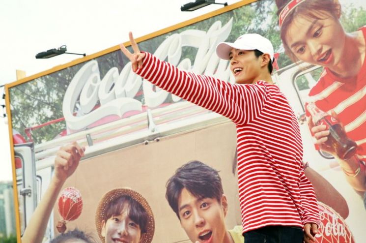 박보검의 여름 일탈…코카콜라 ‘코-크 썸머 트립’ 현장에 깜짝 등장