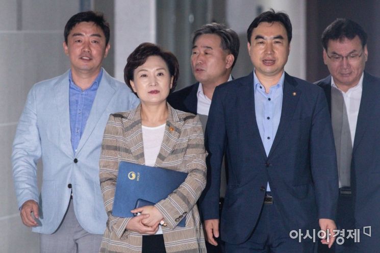 [포토]분양가 상한제 당정협의 참석한 김현미 국토교통부 장관 