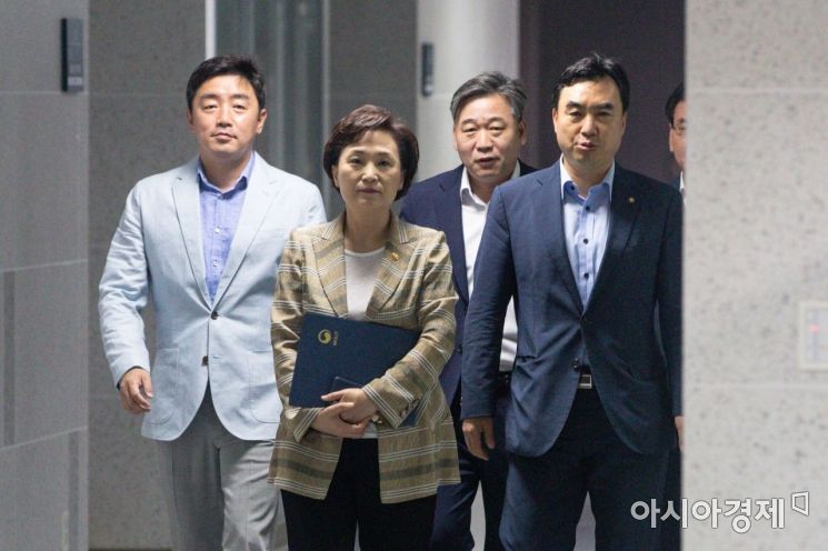 [포토]분양가 상한제 도입 당정협의회 이동하는 김현미 장관