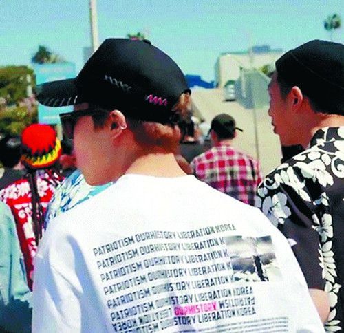 방탄소년단 멤버 지민은 지난 2017년 원자폭탄 투하 장면이 담긴 티셔츠를 입어 일본 극우 매체와 혐한 세력으로 부터 비난을 받았다/사진=온라인 커뮤니티