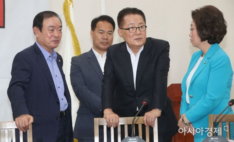 [포토]대안정치연대 의원들과 의견 나누는 박지원 의원