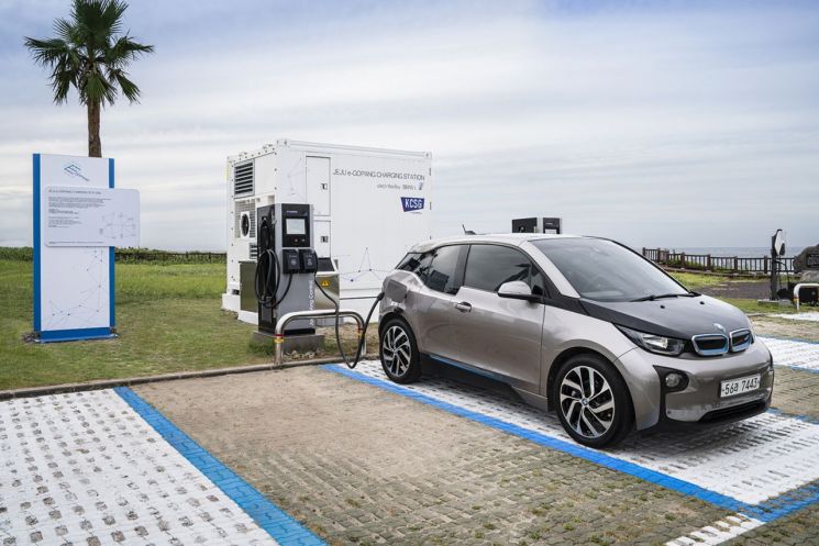 BMW코리아가 지난 9일 제주도에서 국내 최초로 전기차 중고 배터리를 재사용해 신재생 에너지를 저장, 공급하는 친환경 충전소를 개소했다. /사진=BMW코리아
