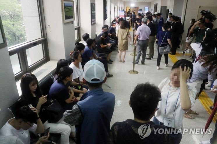 전 남편 살해한 혐의로 구속기소 된 고유정의 첫 정식 재판일은 12일 오전 제주지방법원에서 재판 방청을 원하는 시민들이 방청권을 받기 위해 줄을 서고 있다. [이미지출처=연합뉴스]