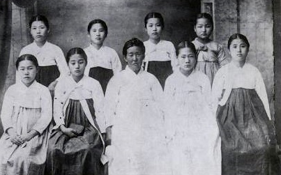 김필호 선생 (앞줄 좌측 두번째)