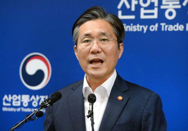 성윤모 산업부 장관(자료사진)