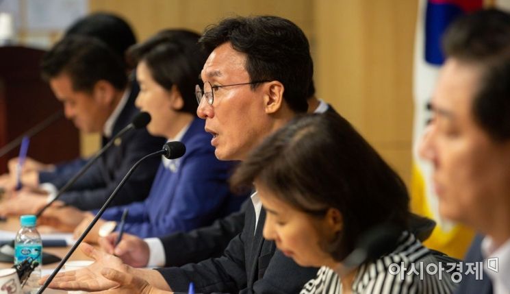 [포토]취재진 질문에 답하는 김민석 부위원장