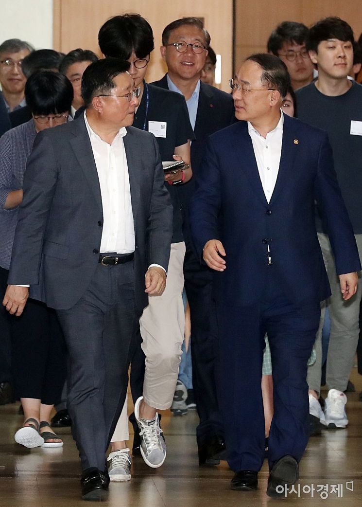 [포토] 한상범 LGD 부회장과 대화 나누는 홍남기 부총리