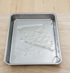 1. 판 젤라틴은 물에 자작하게 담가 불려 부드러워지면 건진다.