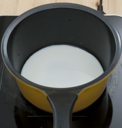 2. 냄비에 우유 1+1/2컵과 생크림, 설탕을 넣고 설탕이 녹을 때까지 끓인다.