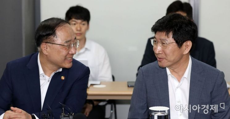 [포토] 대화하는 홍남기 장관-이동훈 사장 