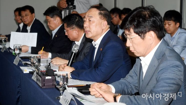 분양가상한제 발표…'경제수장' 홍남기 리더십에 상처
