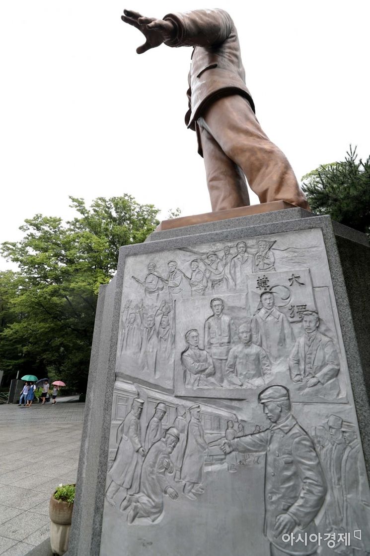 제74주년 광복절을 사흘 앞둔 12일 서울 남산공원에 안중근 의사 동상이 굳게 자리하고 있다. /문호남 기자 munonam@