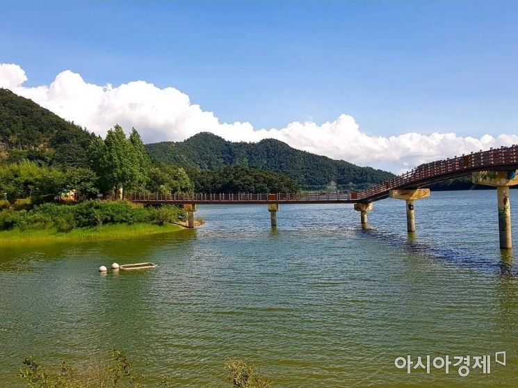 대동저수지 수변에는 목재데크 및 생태 녹지섬이 조성돼 있다.