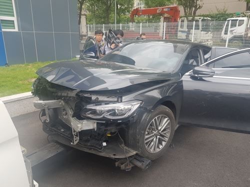 대전에서 40대 남성이 지인의 딸을 납치할 때 이용한 차량으로 도주 과정에서 경찰 순찰차를 들이받아 크게 파손돼 있다./사진=연합뉴스