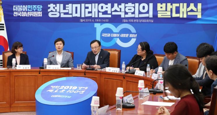 [단독]민주당, 청년정치인 경선비용 지원 추진...2030 잡기 '분주'