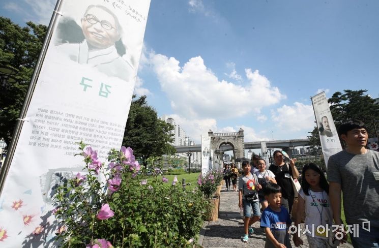 [포토] 광복절 앞두고 걷는 무궁화길