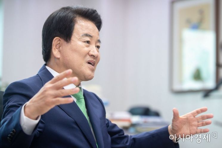 정동영 민주평화당 대표가 13일 서울 여의도 국회의원회관에서 인터뷰 하고 있다./강진형 기자aymsdream@