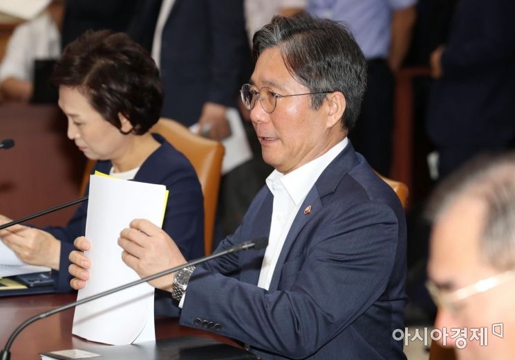 [포토]경제활력대책회의 참석한 성윤모 장관 