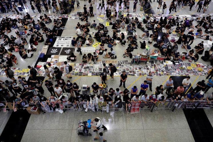 홍콩 공항을 점거중인 시위대 [이미지출처=로이터연합뉴스]