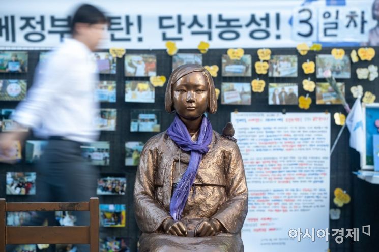 광복절을 하루 앞둔 14일 서울 종로구 옛 일본대사관 앞에 소녀상이 설치되고 있다./강진형 기자aymsdream@