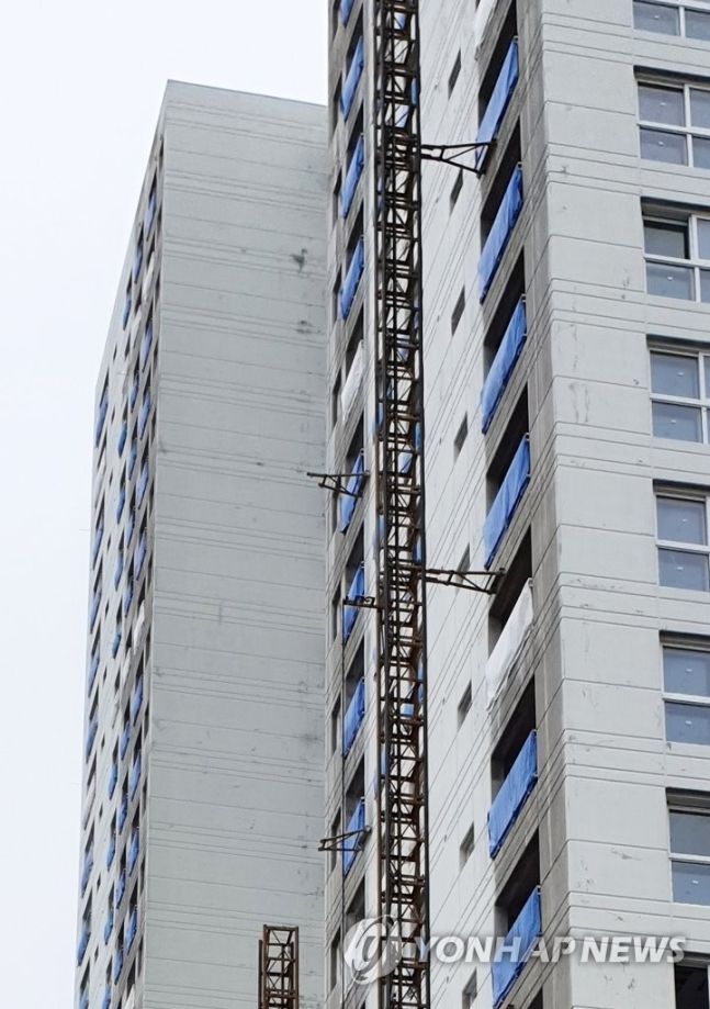 속초 아파트 공사장 15층서 엘리베이터 추락...3명 사망·2명 부상(상보)